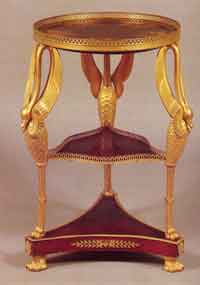 Tavolino tripode in bronzo con raffigurazioni tipiche del direttorio - Mercato Antiquario -