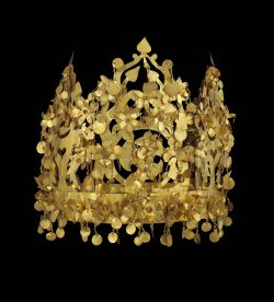 Corona, Tillia tepe, tomba VI. I secolo. Oro, 45, 0 x 13, 0 cm, Museo nazionale afgano. MK 04.40.50 © Thierry Ollivier / Museo Guimet
