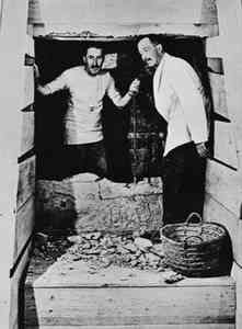 Howard Carter all'ingresso della tomba di Tutankamon