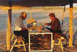 L' archeologo russo Victor Sarianidi gioca a backgammon con un locale turco sotto la tenda