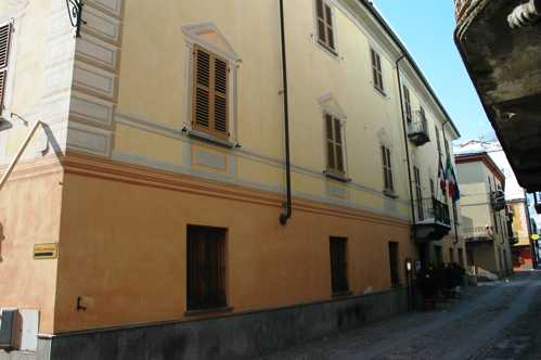 Il palazzo comunale di via Saracco a Bistagno
