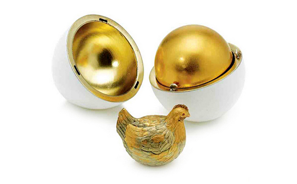 Il primo uovo Fabergé, “Uovo con gallina”, in oro e rubini