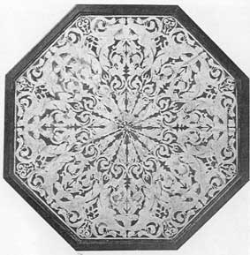 Piano di tavolino ottagonale, presenta un raffinato chiaroscuro ottenuto con leggere incisioni. E datato 1659.